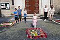 Essfeld: Farbenfrohe Blumenteppiche vor der Kirche