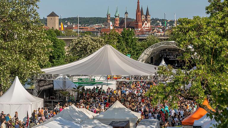 Das Africa Festival zieht jedes Jahr bis zu 100.000 Besucherinnen und Besucher auf die Mainwiesen. Hier ein Foto aus dem Jahr 2023.