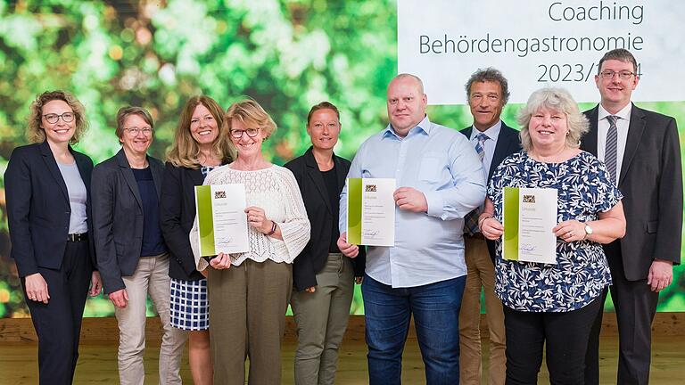 Die Urkunden für regionales Essen überreichte Alexandra Schenk (StMELF). Bei der Übergabe (von links): Alexandra Schenk, Coach Beate Laumeyer (AELF Kitzingen-Würzburg) und die unterfränkischen Teilnehmer Britta Habersack und Christa Wendel (beide Matthias-Grünewald-Gymnasium), Anne Weidner und Thomas Lorenz (beide InCa InklusionCatering), Peter Schwappach (Regierung von Unterfranken) sowie Brigitte Räder und Michael Bräuer (beide Feuerwehrschule Würzburg).