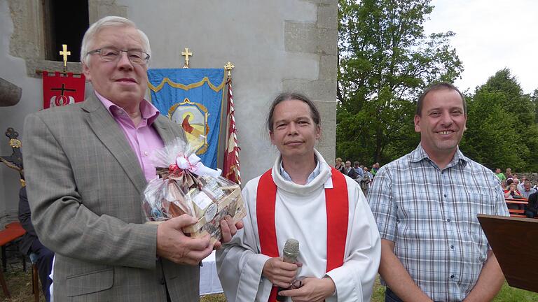 Verabschiedet wurde der Bucher Kirchenpfleger Manfred Deppisch (links) von Pfarrer Gregor Sauer und Klaus Deppisch.