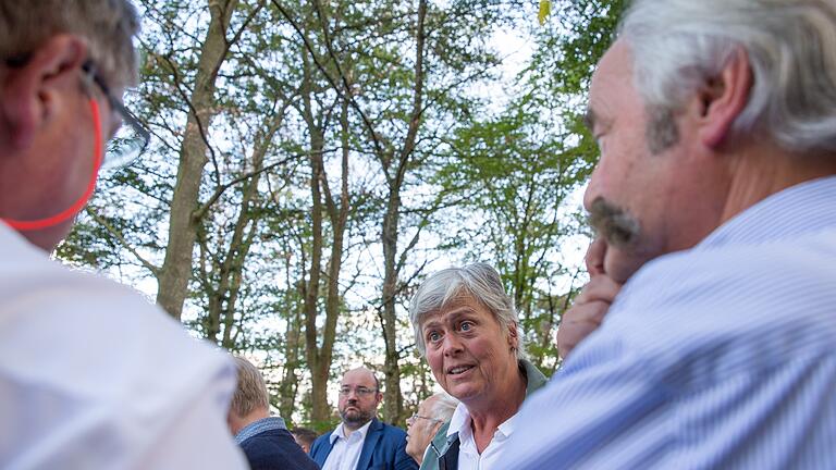 Bei einer Waldbegehung diskutierte der CSU-Bezirksvorstand Unterfranken (links im Bild: Gerhard Eck) mit Forstleuten (Elfi Raunecker, Leiterin des Amtes für Ernährung, Landwirtschaft und Forsten in Würzburg) über das dramatische Ausmaß der Schäden. Rechts im Bild: Gunther Hahner, Ehrenvorsitzender des Bundes Deutscher Forstleute.