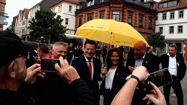 Arbeitsminister Hubertus Heil (Mitte) ließ sich vielfach fotografieren bei seinem Besuch am Karlstadter Marktplatz, hier mit Vertretern der Deutschen Post und mit dem Bundestagsabgeordneten Bernd Rützel.&nbsp;