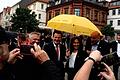 Arbeitsminister Hubertus Heil (Mitte) ließ sich vielfach fotografieren bei seinem Besuch am Karlstadter Marktplatz, hier mit Vertretern der Deutschen Post und mit dem Bundestagsabgeordneten Bernd Rützel.&nbsp;