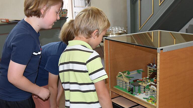 Strahlende Augen nicht nur bei den Kulissenbauern: Mit dem 'Einzug in Jerusalem' beginnt der Kreuzweg aus Legosteinen in der Jakobi-Kirche in Westheim. Strahlende Augen nicht nur bei den Kulissenbauern: Mit dem 'Einzug in Jerusalem' beginnt der Kreuzweg aus Legosteinen in der Jakobi-Kirche in Westheim.