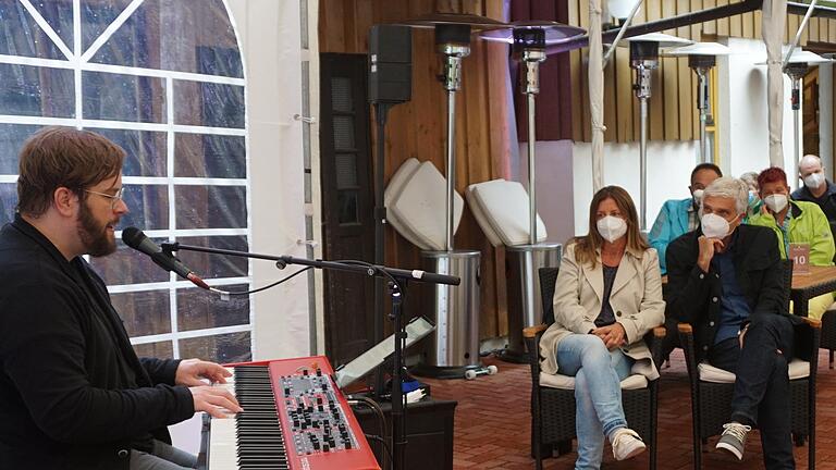 Lars Peter  war nach sieben Monaten Lockdown der erste Musiker, der in  der Zeiträume-Veranstaltung der Tagungsstätte Hohe Rhön ein Konzert gab.  Foto: Marion Eckert       -  Lars Peter  war nach sieben Monaten Lockdown der erste Musiker, der in  der Zeiträume-Veranstaltung der Tagungsstätte Hohe Rhön ein Konzert gab.  Foto: Marion Eckert