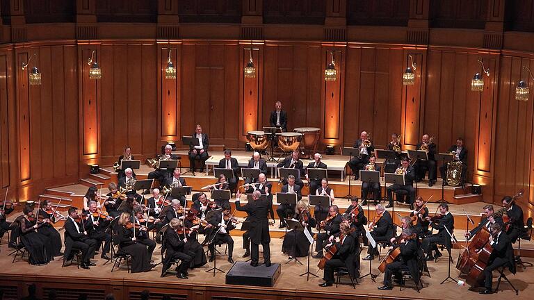 Das Symphonieorchester Nationaltheater Prag präsentierte sich unter der eleganten Führung von Dirigent Petr Vronský als musikalische Einheit,       -  Das Symphonieorchester Nationaltheater Prag präsentierte sich unter der eleganten Führung von Dirigent Petr Vronský als musikalische Einheit,