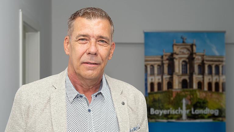AfD-Direktkandidat Richard Graupner (AfD) will als wiedergewählter Abgeordneter als erstes einen Antrag auf eine Grenzschutzoffensive der Bayerischen Polizei zur Verhinderung illegaler Einreisen einbringen. AfD-Direktkandidat Richard Graupner (AfD) will als wiedergewählter Abgeordneter als erstes einen Antrag auf eine Grenzschutzoffensive der Bayerischen Polizei zur Verhinderung illegaler Einreisen einbringen.