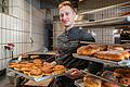 Chef des Dettelbacher Café Kehl: Kilian Dauenhauer steht mit einem Blech Krapfen in der Backstube.&nbsp;