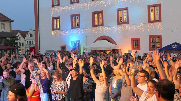 Etwa 600 bis 700 Menschen feierten fröhlich am Donnerstagabend auf dem Marktplatz.