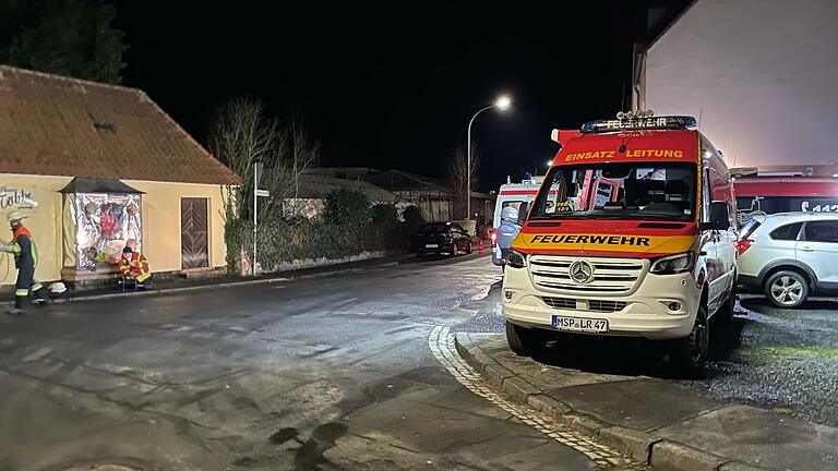 Die Feuerwehr unterstützte die Polizei in Gemünden mit zwei Einsatzleitwägen und einer Drohne, die das Gelände mittels Wärmebildkamera absuchte.