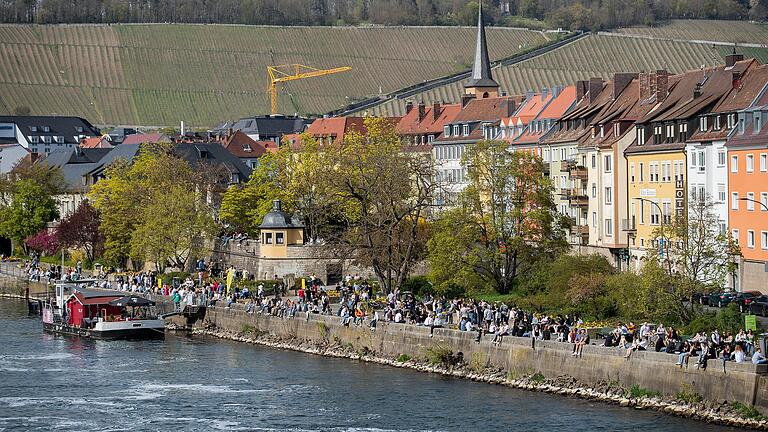 Zahlreiche Menschen nutzen das sonnige Wetter zum Verweilen an der frischen Luft, so wie hier in der vergangenen Woche am Mainkai in Würzburg. Zahlreiche Menschen nutzen das sonnige Wetter zum Verweilen an der frischen Luft, so wie hier in der vergangenen Woche am Mainkai in Würzburg.