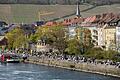 Zahlreiche Menschen nutzen das sonnige Wetter zum Verweilen an der frischen Luft, so wie hier in der vergangenen Woche am Mainkai in Würzburg.
