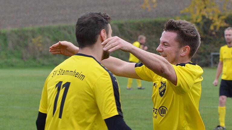 Haben Grund zum Jubel: Der SV Stammheim (links Philipp Seißinger, rechts Patrick Moller) spielen dank des Verzichts der SG Castell-Wiesenbronn auch in der kommenden Saison in der Kreisliga). Haben Grund zum Jubel: Der SV Stammheim (links Philipp Seißinger, rechts Patrick Moller) spielen dank des Verzichts der SG Castell-Wiesenbronn auch in der kommenden Saison in der Kreisliga).
