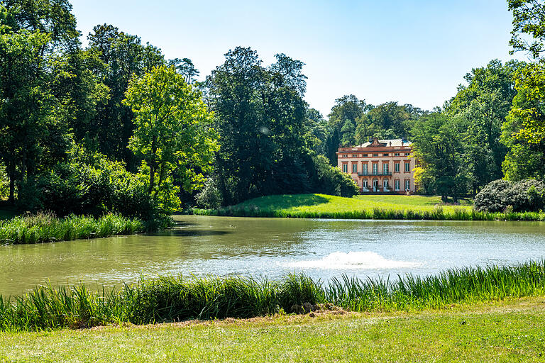 Schloss Schönbusch liegt inmitten des Park Schönbusch in Aschaffenburg. Schloss Schönbusch liegt inmitten des Park Schönbusch in Aschaffenburg.