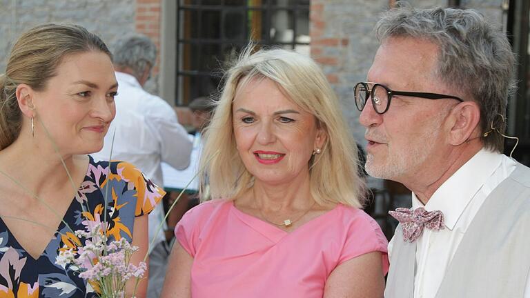 Bei der Eröffnung der Umweltstation des Landkreises plaudert Marktstefts Bürgermeister Thomas Reichert mit Gesundheitsministerin Judith Gerlach (links) und Landrätin Tamara Bischof. Ab 2026 wird er nur noch als Privatmann auftreten – er kandidiert nicht mehr. Bei der Eröffnung der Umweltstation des Landkreises plaudert Marktstefts Bürgermeister Thomas Reichert mit Gesundheitsministerin Judith Gerlach (links) und Landrätin Tamara Bischof. Ab 2026 wird er nur noch als Privatmann auftreten – er kandidiert nicht mehr.