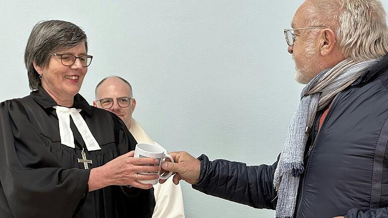 Als Erinnerung an den Gottesdienst in der Autobahnkirche an der A 71 bekam Beate Marwede eine Tasse mit einem Foto der „Kirche der Einheit“. Ralf Luther, Vorsitzender im Verein Autobahnkirche e. V. dankte ihr und Pfarrer Thomas Menzel für die Gestaltung. Als Erinnerung an den Gottesdienst in der Autobahnkirche an der A 71 bekam Beate Marwede eine Tasse mit einem Foto der „Kirche der Einheit“. Ralf Luther, Vorsitzender im Verein Autobahnkirche e. V. dankte ihr und Pfarrer Thomas Menzel für die Gestaltung.