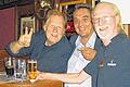 Prost bei Cola und Bier: Gunter Gabriel, Charly Rösch und Bernhard Rüthlein im &bdquo;Red Lion&ldquo; in der Semmelstraße.