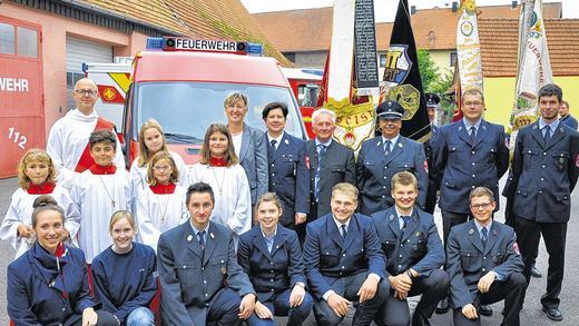 Gut ausgerüstet: Die zwölf Mitglieder der First-Responder von Prosselsheim )m Bild) haben ein neues Fahrzeug bekommen: Ein Funkalarm während der Segnung des Einsatzwagens unterbrach diese Handlung für rund 45 Minuten, weil es mit dem neuen Gefährt gleich zum ersten Einsatz ging.