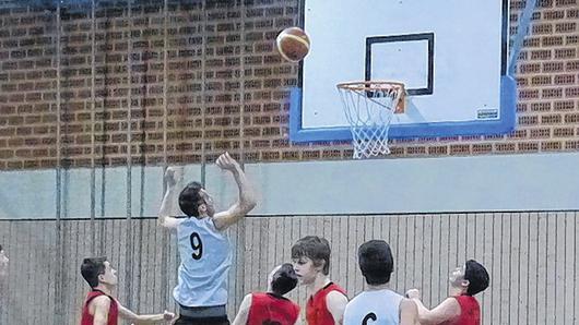 Gegen den ASV Wunsiedel hatte die U 16 kaum Probleme und siegte letztlich klar mit 86:64. Hier versucht sich Niclas Eller mit einem Zwei-Punkte-Wurf.