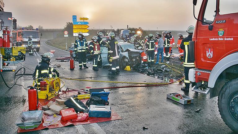 Ein Bild des Schreckens bot sich den Helfern bei dem schweren Unfall an der Auffahrt zum Autobahnzubringer zwischen Bad Neustadt und Heustreu am 1. September 2021. Nun stand die Unfallverursacherin vor Gericht.&nbsp;&nbsp;