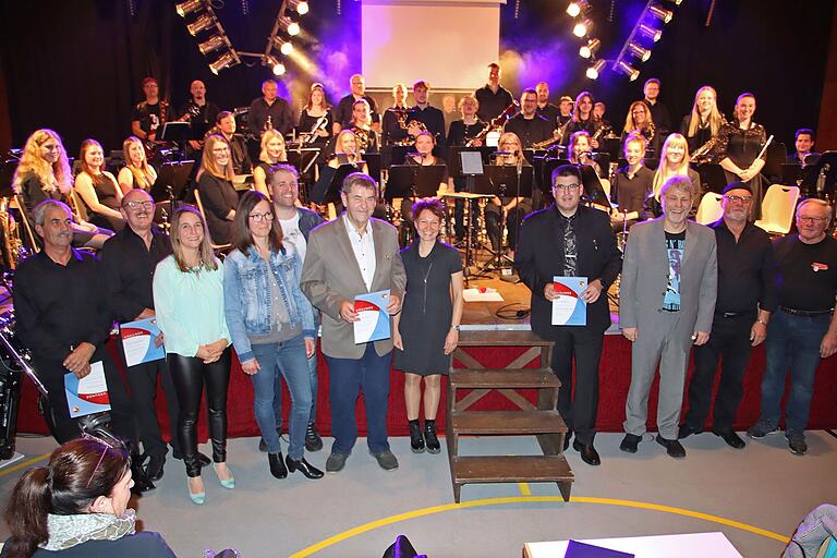 Insgesamt 735 Jahre aktives Musizieren galt es für die stellvertretende NBMB-Kreisvorsitzende Martina Schmidt (Mitte) und Vorsitzenden Manfred Götz (Dritter von rechts) beim Symphonic Rock 2.0 in der Herzog-Hedan-Halle zu ehren. Unter anderem wurden Dieter Reinhart mit der Ehrennadel in Gold für 30-jährige Funktionärstätigkeit sowie Jürgen Reinhart für dessen 25-jähriges Engagement als musikalischer Leiter mit der Dirigentennadel in Gold ausgezeichnet. Insgesamt 735 Jahre aktives Musizieren galt es für die stellvertretende NBMB-Kreisvorsitzende Martina Schmidt (Mitte) und Vorsitzenden Manfred Götz (Dritter von rechts) beim Symphonic Rock 2.0 in der Herzog-Hedan-Halle zu ehren. Unter anderem wurden Dieter Reinhart mit der Ehrennadel in Gold für 30-jährige Funktionärstätigkeit sowie Jürgen Reinhart für dessen 25-jähriges Engagement als musikalischer Leiter mit der Dirigentennadel in Gold ausgezeichnet.