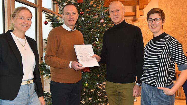 Die Projektgruppe von  „Prävention von Depressionen im Alter“ stellt die Untersuchungsergebnisse vor (von links) Vera Ksinski, Gesundheitsregionplus Landkreis Haßberge, stellvertretender Landrat Michael Ziegler, Johannes Kiep (AOK Bayern) und Projektkoordinatorin Katrin Jung.