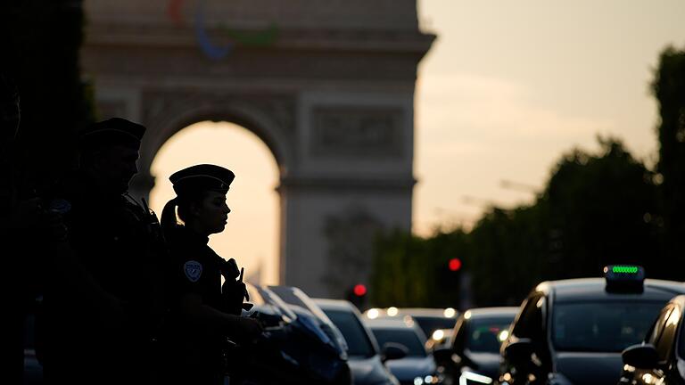 Frankreich setzt auf maximale Sicherheit für Olympischen Spiele - Tausende Polizisten wachen während Olympia über Paris. Frankreich setzt auf maximale Sicherheit für Olympischen Spiele - Tausende Polizisten wachen während Olympia über Paris.