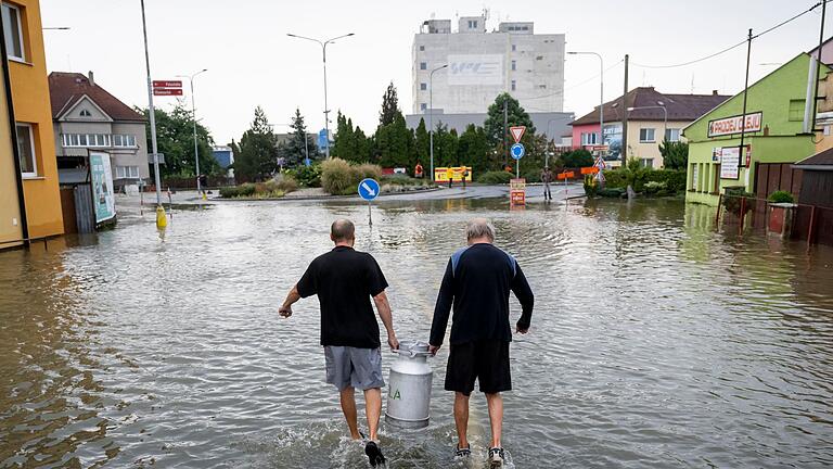 Hochwasser in Tschechien - Tschechien erlebt Regenmengen in wenigen Tagen wie sonst nur in Monaten. Hochwasser in Tschechien - Tschechien erlebt Regenmengen in wenigen Tagen wie sonst nur in Monaten.