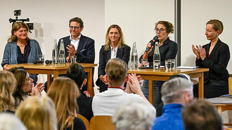 Was sagen die vier Würzburger OB-Kandidierenden zur geplanten Straßenbahn-Linie-6? Von Links: Claudia Stamm, Martin Heilig, Judith Roth-Jörg, Manuela Göbel (Moderation) und Eva von Vietinghoff-Scheel. Was sagen die vier Würzburger OB-Kandidierenden zur geplanten Straßenbahn-Linie-6? Von Links: Claudia Stamm, Martin Heilig, Judith Roth-Jörg, Manuela Göbel (Moderation) und Eva von Vietinghoff-Scheel.