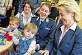 Pläne für die Bundeswehr: Geht es nach Ministerin Ursula von der Leyen (rechts), wird in Zukunft bei der Truppe mehr Wert auf Vereinbarkeit von Familie und Beruf gelegt.