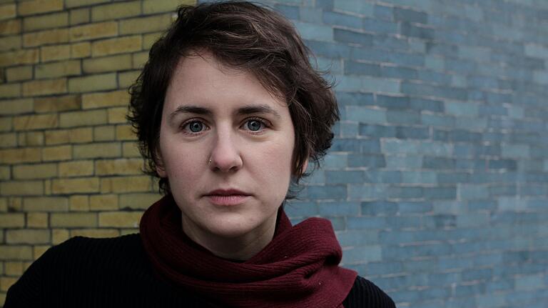 Yulia Lokshina, geboren 1986 in Moskau, hat Dokumentarfilmregie an der Hochschule für Fernsehen und Film in München studiert. Sie arbeitet an Filmen und audiovisuellen Projekten im Grenzbereich von Film und Wissenschaft. 2020 begann sie eine künstlerische Promotion an der Filmuniversität Babelsberg. Yulia Lokshina, geboren 1986 in Moskau, hat Dokumentarfilmregie an der Hochschule für Fernsehen und Film in München studiert. Sie arbeitet an Filmen und audiovisuellen Projekten im Grenzbereich von Film und Wissenschaft. 2020 begann sie eine künstlerische Promotion an der Filmuniversität Babelsberg.