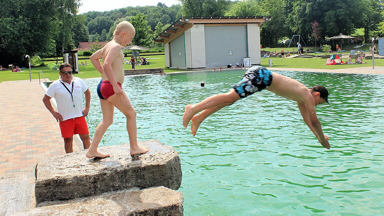 Badespaß unter Aufsicht: Bademeister im Ebracher Naturbad ist der Rumäne Alin Precup. Badespaß unter Aufsicht: Bademeister im Ebracher Naturbad ist der Rumäne Alin Precup.