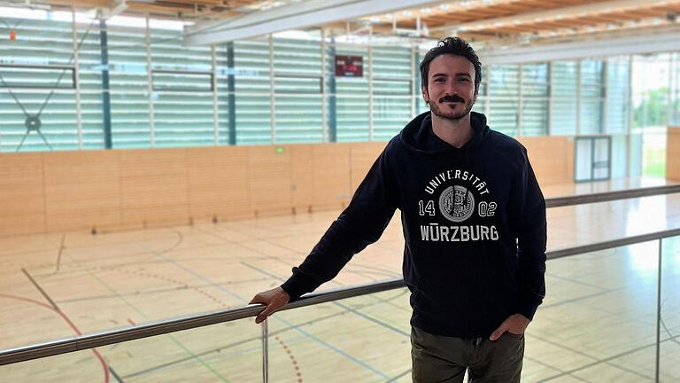 Dr. Andreas Petko ist Sportwissenschaftler an der Uni Würzburg. Im Interview gibt er Tipps zum Thema Rückenschmerzen im Arbeitsalltag.
