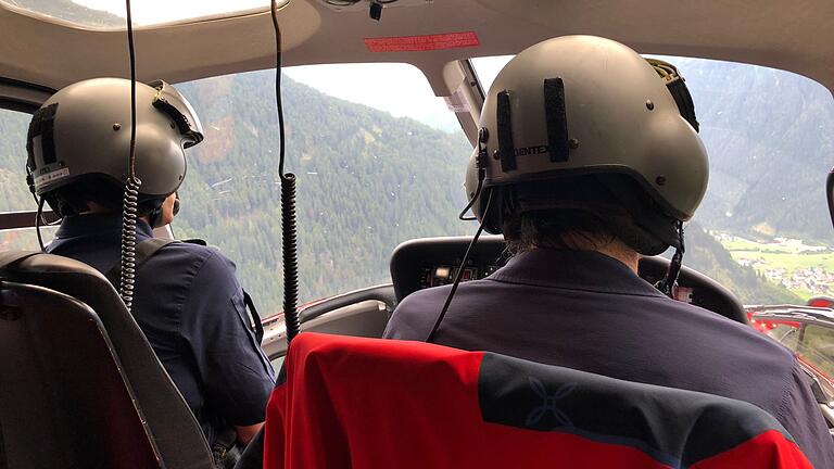 Der Flug mit dem Polizeihubschrauber ins Tal nach Neustift dauerte etwa zehn Minuten. Der Flug mit dem Polizeihubschrauber ins Tal nach Neustift dauerte etwa zehn Minuten.