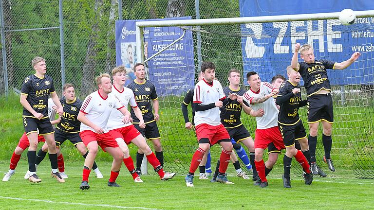 Kreisliga Rhön: FC Thulba - FV Rannungen       -  Vollversammlung im Strafraum des FC Thulba (dunkle Trikots), der das Spiel gegen den FV Rannungen mit 0:2 verlor.