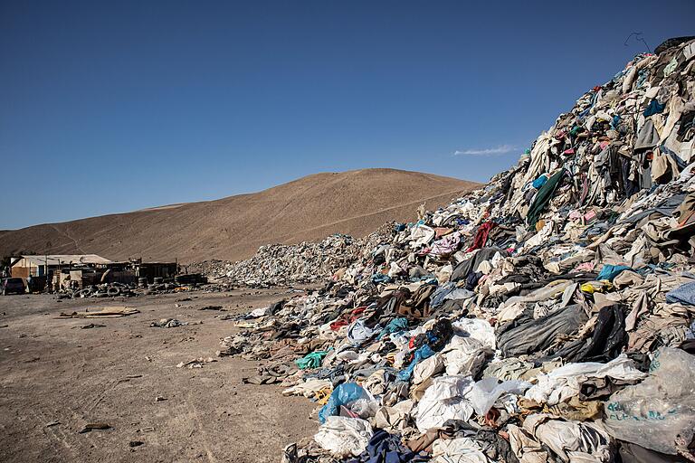 Die Schattenseite der Fast Fashion (schnelle Mode): Ein Friedhof für gebrauchte Kleidung in der Atacama-Wüste Südamerikas. (Archivfoto)