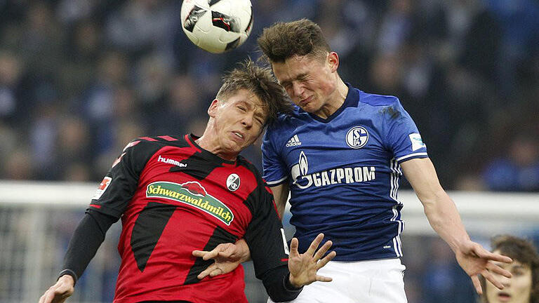 Kopfballduell - Der Schalker Fabian Reese (r) und der Freiburger Mike Frantz im Kopfballduell. Foto: Roland Weihrauch Kopfballduell - Der Schalker Fabian Reese (r) und der Freiburger Mike Frantz im Kopfballduell. Foto: Roland Weihrauch