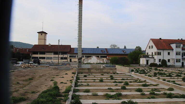 Nur der Kamin steht noch, die Glashäuser sind abgebrochen: das Gelände der ehemaligen Gärtnerei Hutzel. Wer es künftig wie nutzt, ist noch offen. Im Hintergrund links der Turm der Feuerwache. Nur der Kamin steht noch, die Glashäuser sind abgebrochen: das Gelände der ehemaligen Gärtnerei Hutzel. Wer es künftig wie nutzt, ist noch offen. Im Hintergrund links der Turm der Feuerwache.