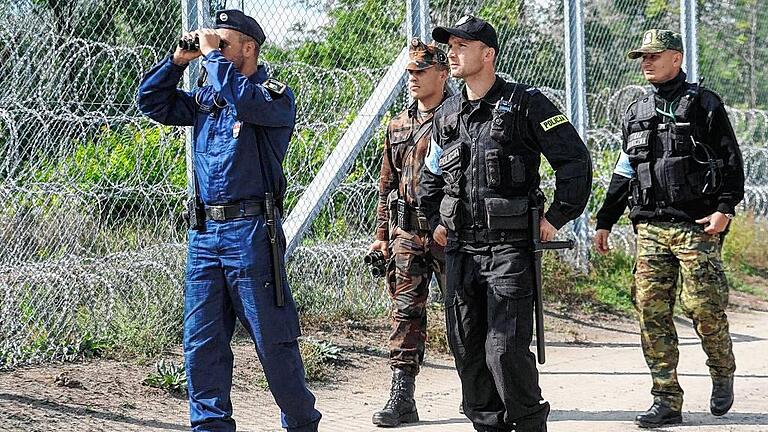 Security at Hungarian-Serbian border near Roszke       -  Grenzpatrouille: Ungarische und polnische Polizisten und Soldaten sichern die mit Zaun und Stacheldraht bewehrte Grenze zwischen Ungarn und Serbien.