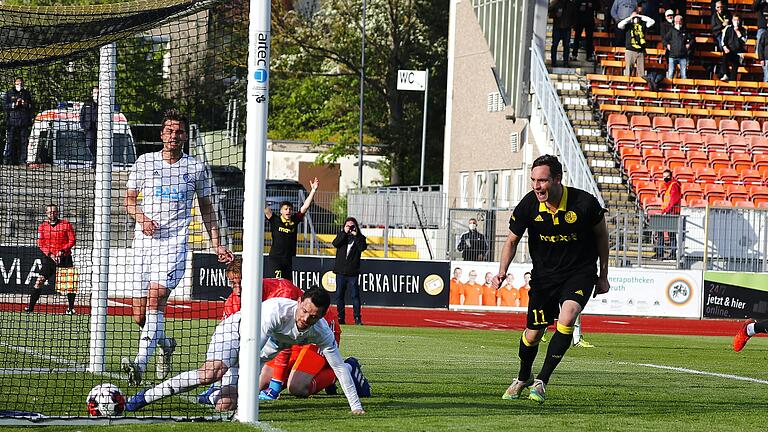 Dieses war der erste Streich der SpVgg Bayreuth im Fußball-Regionalliga-Play-off-Spiel gegen Viktoria Aschaffenburg im Hans-Walter-Wild-Stadion:&nbsp; Markus Ziereis (rechts) freut sich über das Kopfballtor von Edwin Schwarz (nicht im Bild) zum 1:0. Torwart Kevin Birk (Mitte) sieht den Ball nur noch hinter der Linie.&nbsp;