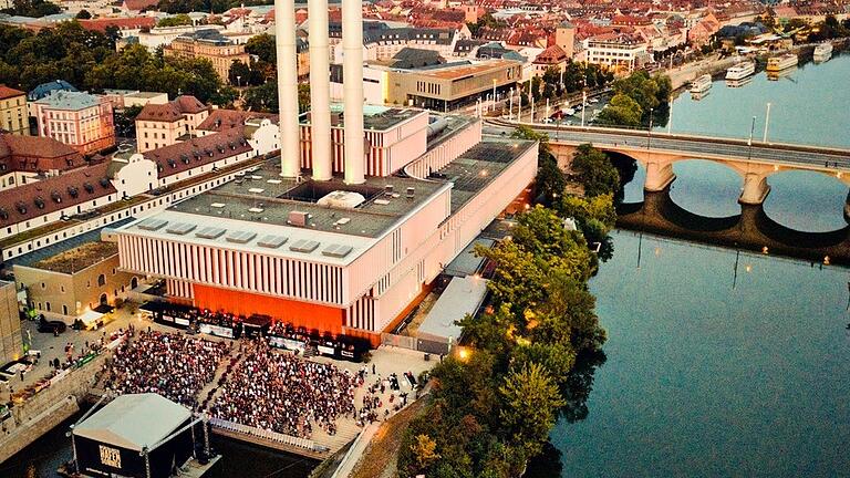 Der Hafensommer Würzburg findet auch 2022 auf der Hafentreppe neben dem Kulturspeicher statt. Die schwimmende Bühne vor der malerischen Kulisse ist ein Highlight in jedem Festivalkalender. Das Foto entstand beim Hafensommer 2019.