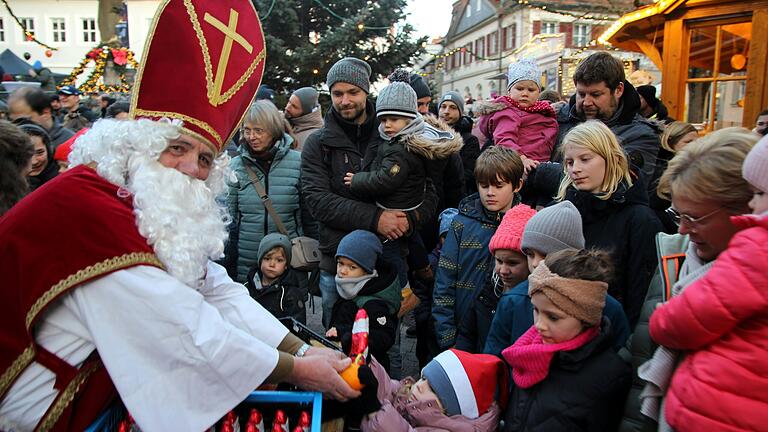 Auf der Volkacher Weihnachtsstraße beschenkten am Samstag und Sonntag Nikolaus Uli Pfister, das Mainschleifen-Christkind Letizia Kestler und Engelchen Valentina Kestler die vielen gespannt wartenden Kinder mit Obst und Schokolade.