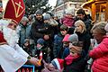 Auf der Volkacher Weihnachtsstraße beschenkten am Samstag und Sonntag Nikolaus Uli Pfister, das Mainschleifen-Christkind Letizia Kestler und Engelchen Valentina Kestler die vielen gespannt wartenden Kinder mit Obst und Schokolade.