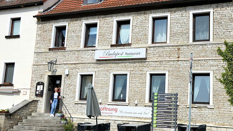 Inhaberin Viktoria Ban steht vor ihrem Restaurant Budapest in der Neuseser Straße in Dettelbach. Inhaberin Viktoria Ban steht vor ihrem Restaurant Budapest in der Neuseser Straße in Dettelbach.
