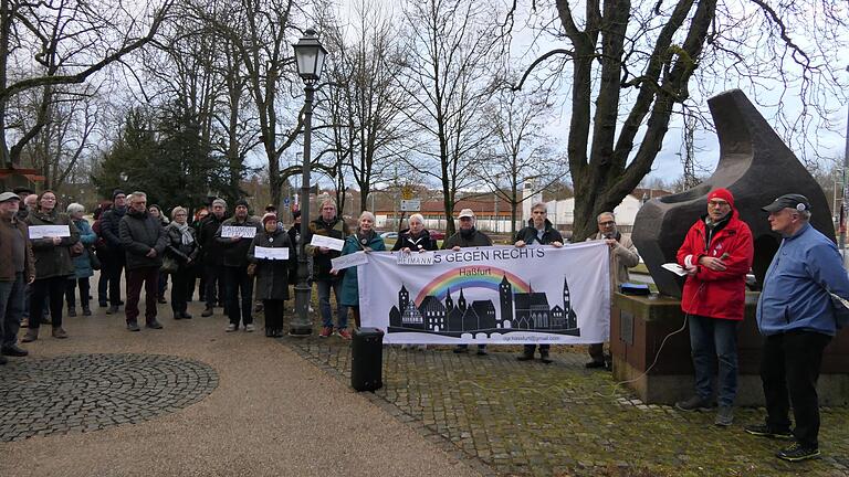 Am Holocaust-Denkmal in der Promenade startete die Gedenkveranstaltung der 'Omas gegen Rechts'. Am Holocaust-Denkmal in der Promenade startete die Gedenkveranstaltung der 'Omas gegen Rechts'.