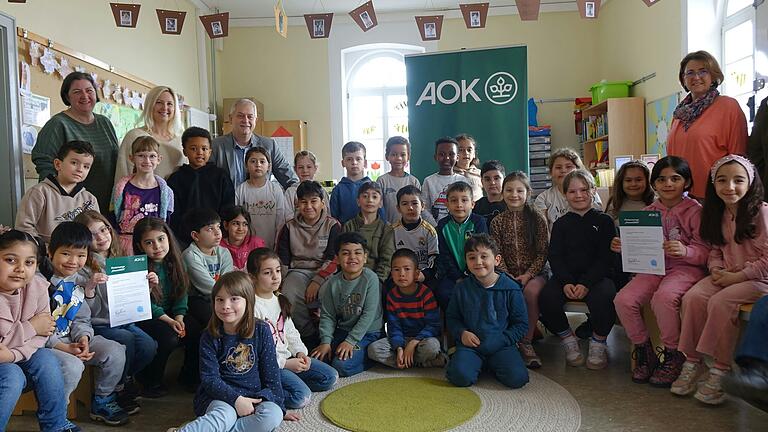 AOK-Direktor Frank Dünisch startete in den Klassen 1a und 1c der Friedrich Rückert Grundschule Schweinfurt Schulprogramm Klasse 2000 im Beisein.