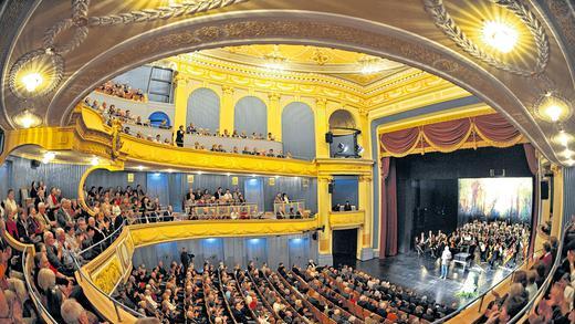 Stimmungsvolle Atmosphäre: Der Große Saal des Meininger Theaters nach der Renovierung, aufgenommen mit einem Spezialobjektiv.