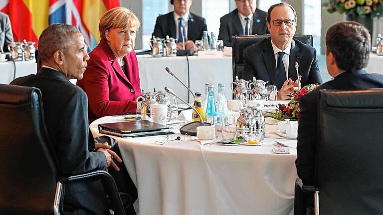 US-Präsident Obama in Berlin       -  Bundeskanzlerin Angela Merkel (CDU) spricht im Bundeskanzleramt in Berlin mit US-Präsident Barack Obama, dem französischen Präsidenten François Hollande und dem italienischen Ministerpräsidenten Matteo Renzi.