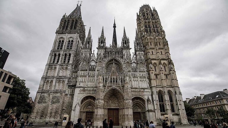 Feuer im Turm der Kathedrale von Rouen - Die Kathedrale von Rouen ist das Wahrzeichen der Hauptstadt der Normandie (Archivbild). Feuer im Turm der Kathedrale von Rouen - Die Kathedrale von Rouen ist das Wahrzeichen der Hauptstadt der Normandie (Archivbild).