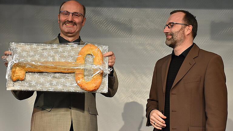Einen extragroßen Schlüssel nach langer gemeinsamer Bauzeit hatte Architekt Herbert Osel (rechts) dem Geschäftsführer des Diözesanbüros Richard Keller mitgebracht.